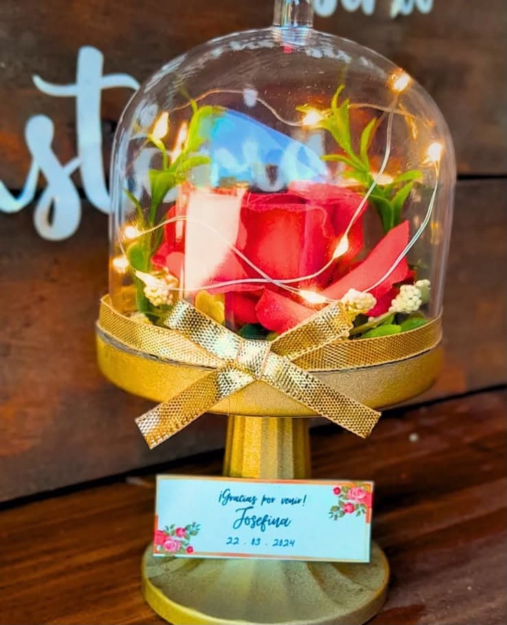 Cúpula En Base Dorada, diseño de Flora Eventos Florales