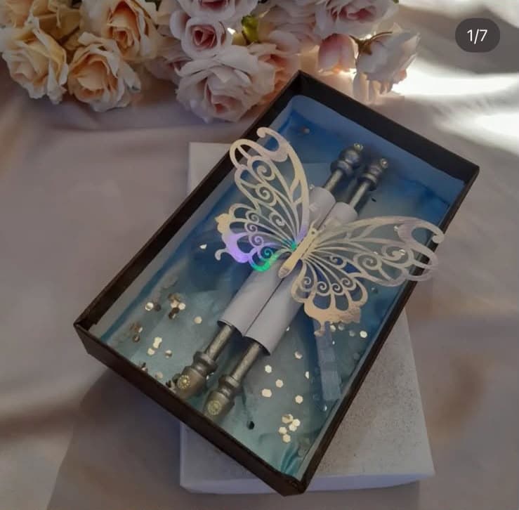 Pergaminos Mariposas Plateadas, diseño de Flora Eventos Florales