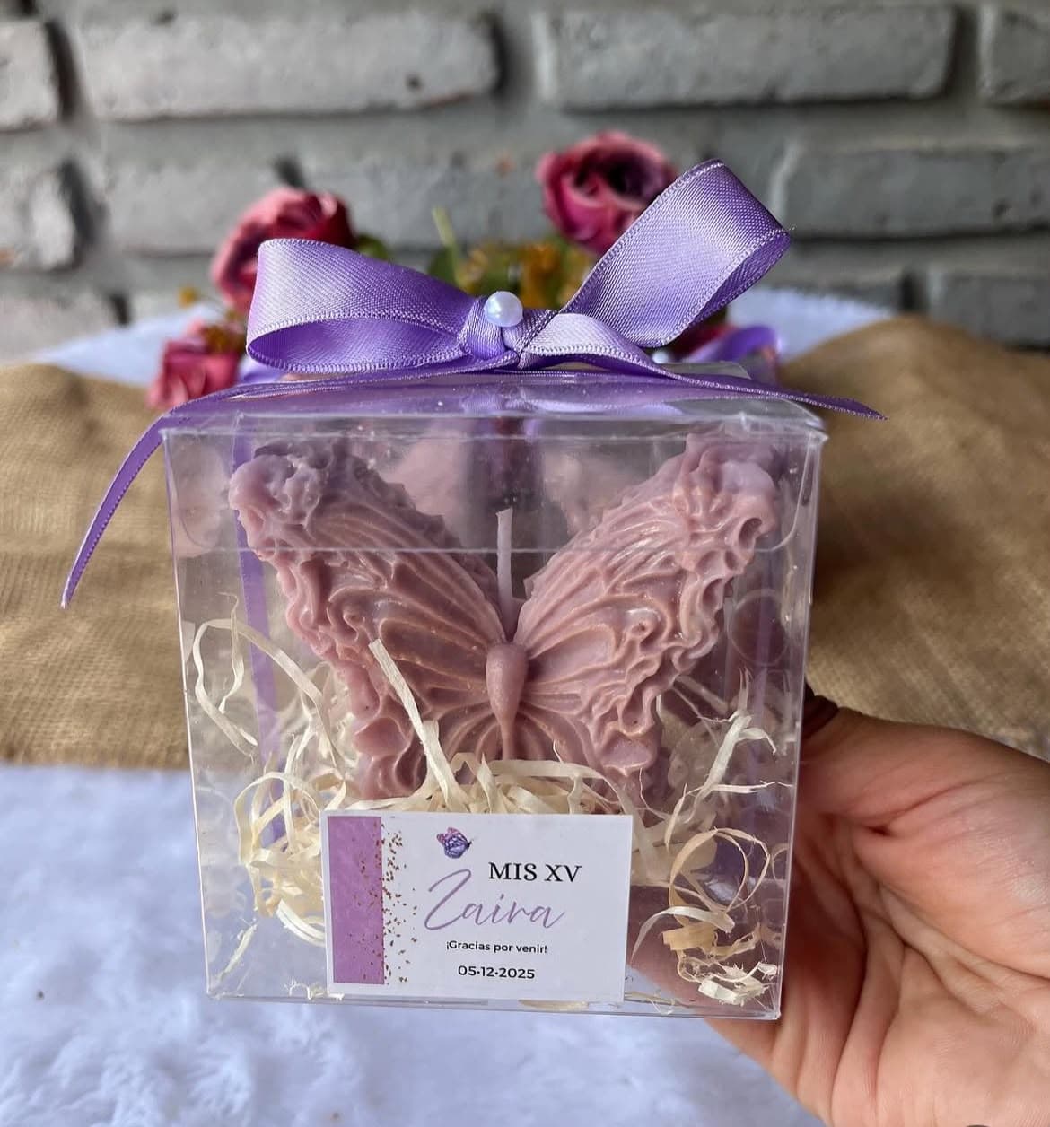 Vela de Mariposa En Cajita, diseño de Flora Eventos Florales