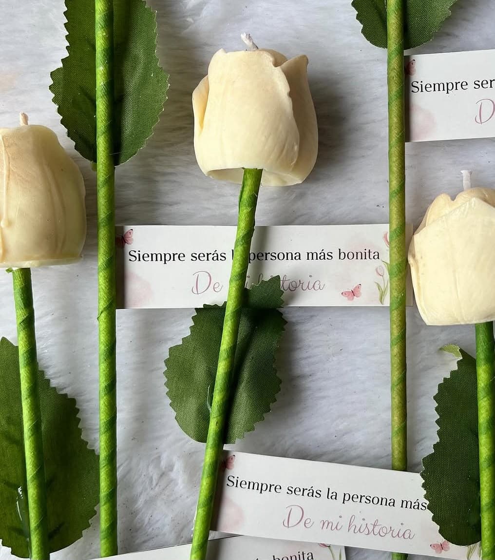 Velas de Rosa Blanca, diseño de Flora Eventos Florales